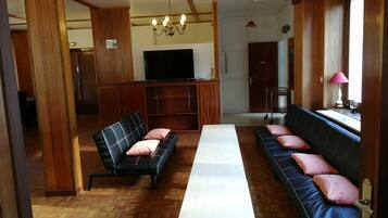 Tv, dvd-spelare, bordsfotboll och ett bordtennisbord