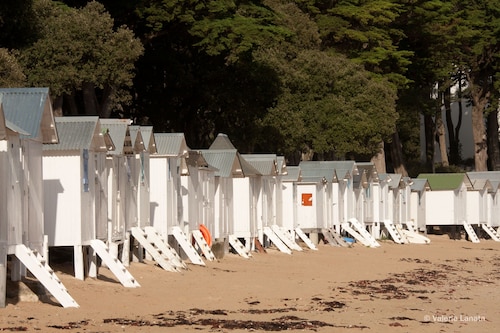 LE VIEIL : maison de charme à 100m de la plage (2 chambres, 2 salles de bains)