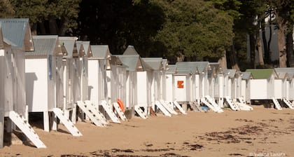 OLD: charming house 100m from the beach (2 bedrooms, 2 bathrooms)