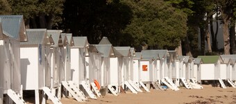 OLD: charmerende hus 100 m fra stranden (2 soveværelser, 2 badeværelser)