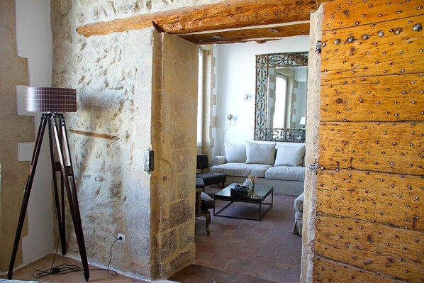 Fernseher, Bücher, Stereoanlage