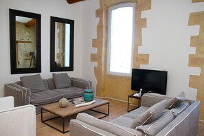 Een televisie, boeken en een stereo