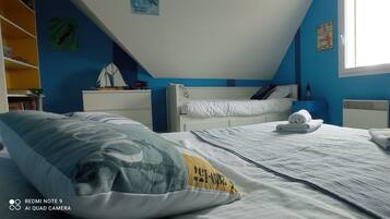 4 chambres, bureau, fer et planche Ă repasser, lit parapluie