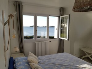 7 間睡房、書桌、熨斗/熨衫板、可攜式嬰兒床