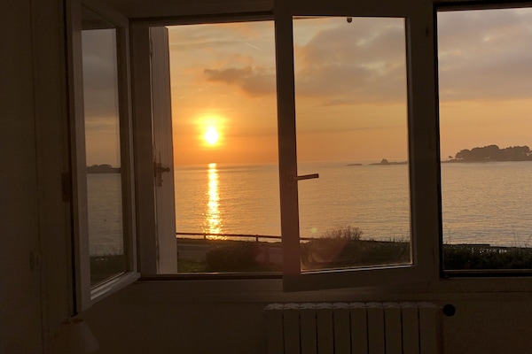 1er étage - Vue chambre n°6 avec lit double (160x200) et grands rangements