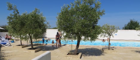 Una piscina al aire libre, una piscina climatizada