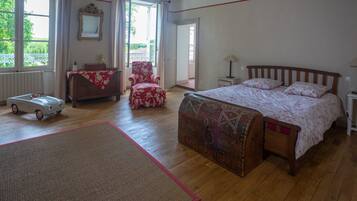 7 slaapkamers, een bureau, een strijkplank/strijkijzer, reisbedje