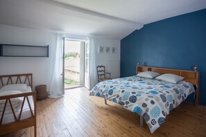 7 sovrum, skrivbord, strykjärn/strykbräda och resesäng