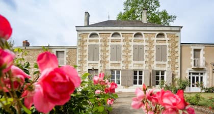 Family home in a wooded park with swimming pool near Futuroscope