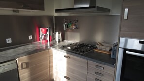 Kylskåp, mikrovågsugn, ugn och spishäll