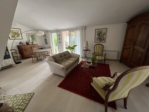 Smart TV, fireplace, books, stereo