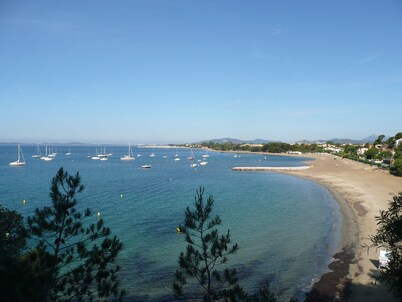 Charming villa close to the beach with 3 air-conditioned bedrooms.