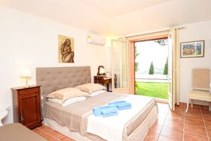 4 bedrooms, in-room safe, iron/ironing board, WiFi