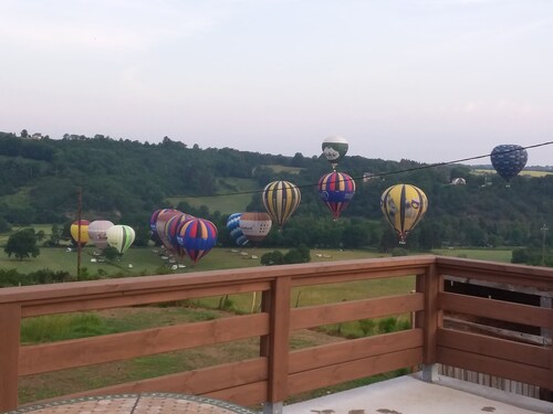 À 10 min de Vulcania, gite en pleine nature avec terrase et vue sur vallée