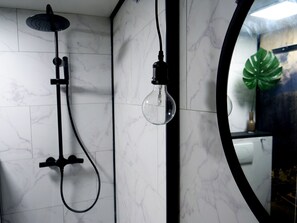 Douche, serviettes fournies, savon, shampoing