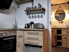 Fridge, oven, stovetop, dishwasher