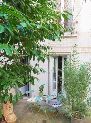 تناول الطعام بالخارج