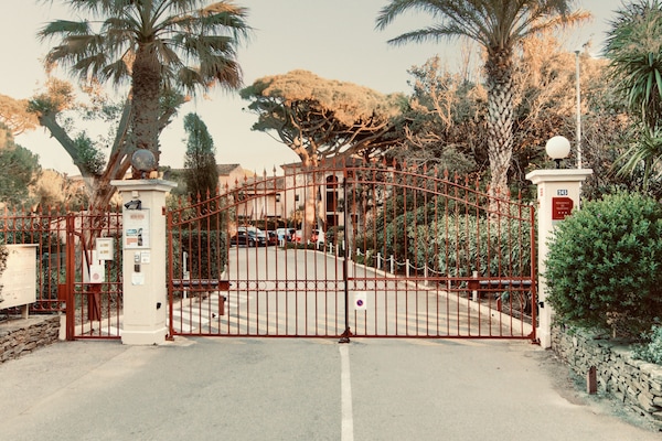 Portail d’entrée dans la résidence Pierre & Vacances “La Pinede”