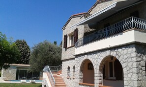 Exterior detail - Beautiful Provencal Stone Villa with Large Pool and Pool House (Grasse)