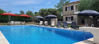 Beautiful Provencal Stone Villa with Large Pool and Pool House