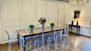A dining area with a marble table, clear chairs, and decorative vases. - Charming 17th century residence, Calm, Livradois Forez Natural Park, Olliergues (Olliergues)