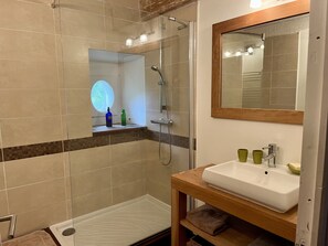 Combined shower/tub, hair dryer, toilet paper - Charming 17th century residence, Calm, Livradois Forez Natural Park, Olliergues (Olliergues)
