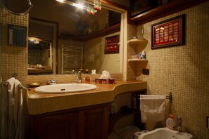 Suihkun ja ammeen yhdistelmä, hiustenkuivaaja, bidee, pyyhkeet