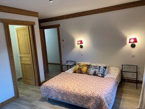 7 quartos, escrivaninha, ferros/tábuas de passar roupa, berço de viagem
