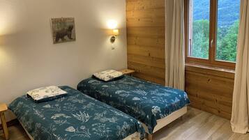 7 Schlafzimmer, Schreibtisch, Bügeleisen/Bügelbrett, Reisekinderbett