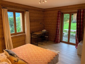 7 camere, una scrivania, ferro/asse da stiro, culla da viaggio