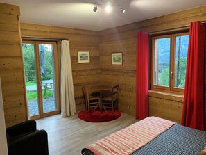 7 Schlafzimmer, Schreibtisch, Bügeleisen/Bügelbrett, Reisekinderbett