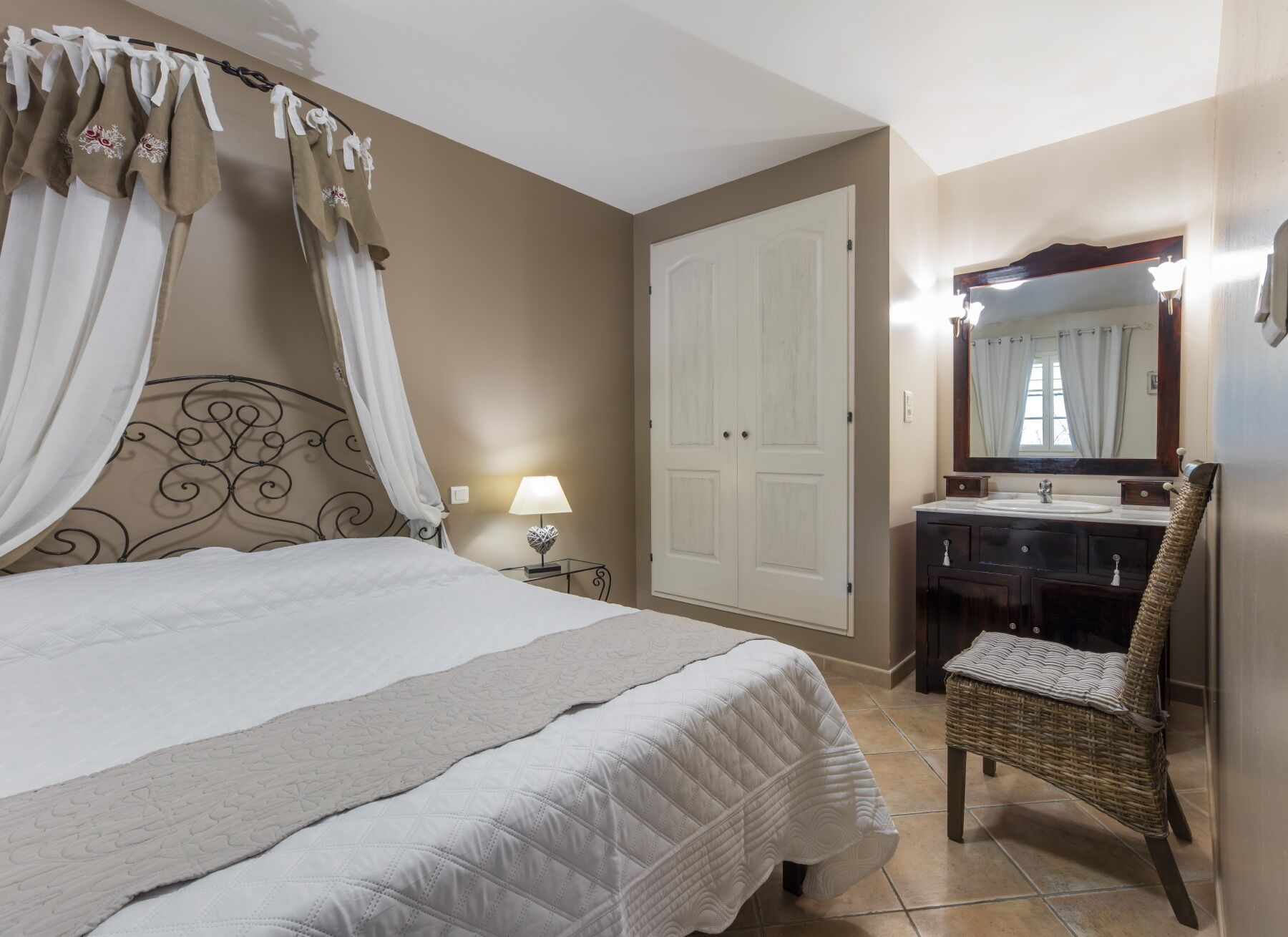 2 habitaciones, tabla de planchar con plancha y wifi gratis 