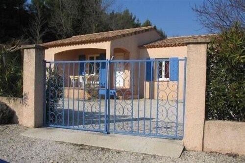 Detached villa in the heart of a winegrowing estate, a stone's throw from Mont Ventoux.