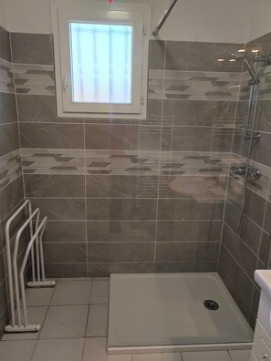 Douche, articles de toilette écologiques, sèche-cheveux, papier toilette