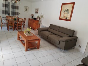 Télévision, lecteur de DVD, livres