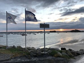 �بالقرب من الشاطئ