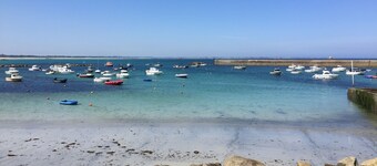 Wake up sea view, in the heart of Porsguen, 3 bedrooms, fireplace, enclosed garden