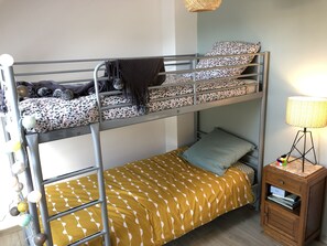 3 عدّة غرف نوم ومكواة/لوح كي وواي فاي وملاءات أسرّة