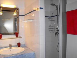 Douche, séchoir à cheveux, serviettes fournies, savon