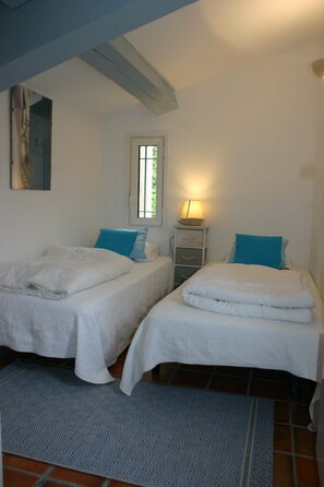 2 chambres, fer et planche à repasser, Wi-Fi, draps fournis