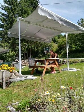 Outdoor dining - Chalet style apartment, quiet environment and mountain sports nearby (La Bresse)