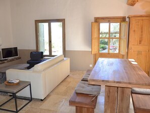 TV, books - Porto-Vecchio, quiet sheepfold near Palombaggia beach with private pool. (Porto-Vecchio)