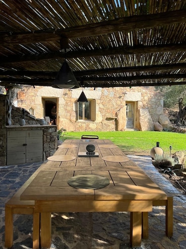Porto-Vecchio,bergerie au calme proche plage de Palombaggia avec piscine privée.