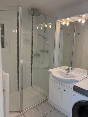 Douche, séchoir à cheveux, papier de toilette