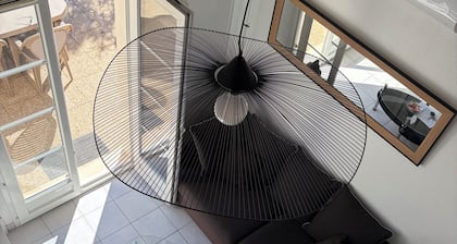 Talo turvallisessa yksityisessä asunnossa, uima-allas, internet ja polkupyörät.