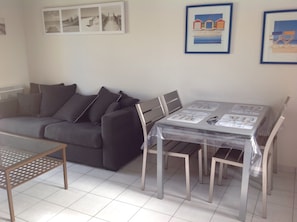 Dining - House in private residence with swimming pool and bicycles, 20 min walk from the beach (Châtelaillon-Plage)