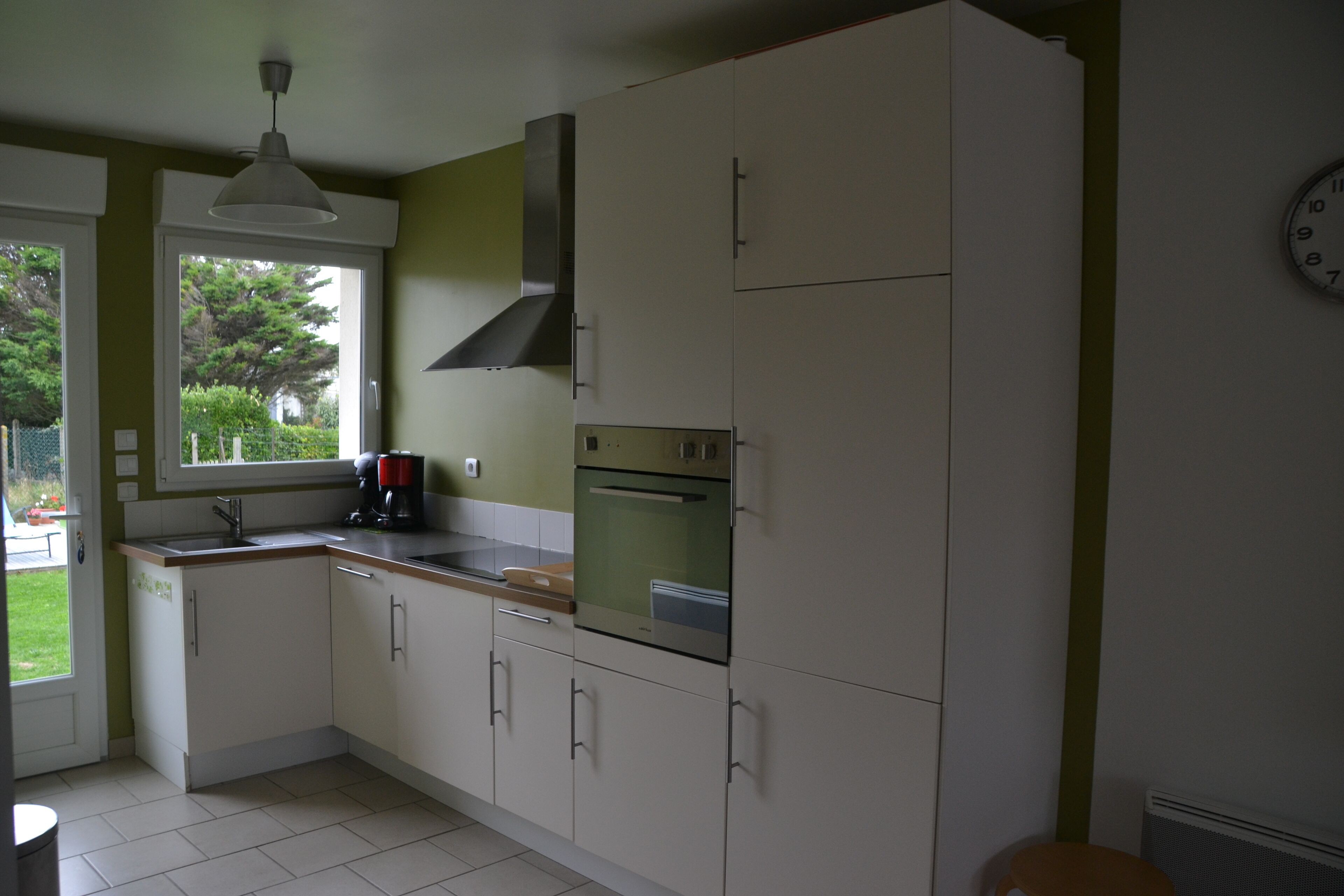 冷蔵庫、電子レンジ、オーブン、コンロ