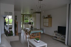 Televisión, reproductor de DVD y estéreo