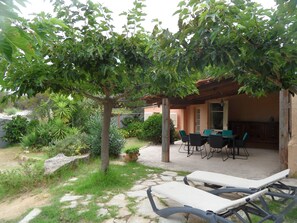 Outdoor dining - Corsican holiday rental, Gulf of Ajaccio, house Isolella Porticcio 100 m beach (Pietrosella)