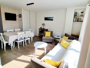 TV, libri, impianto stereo